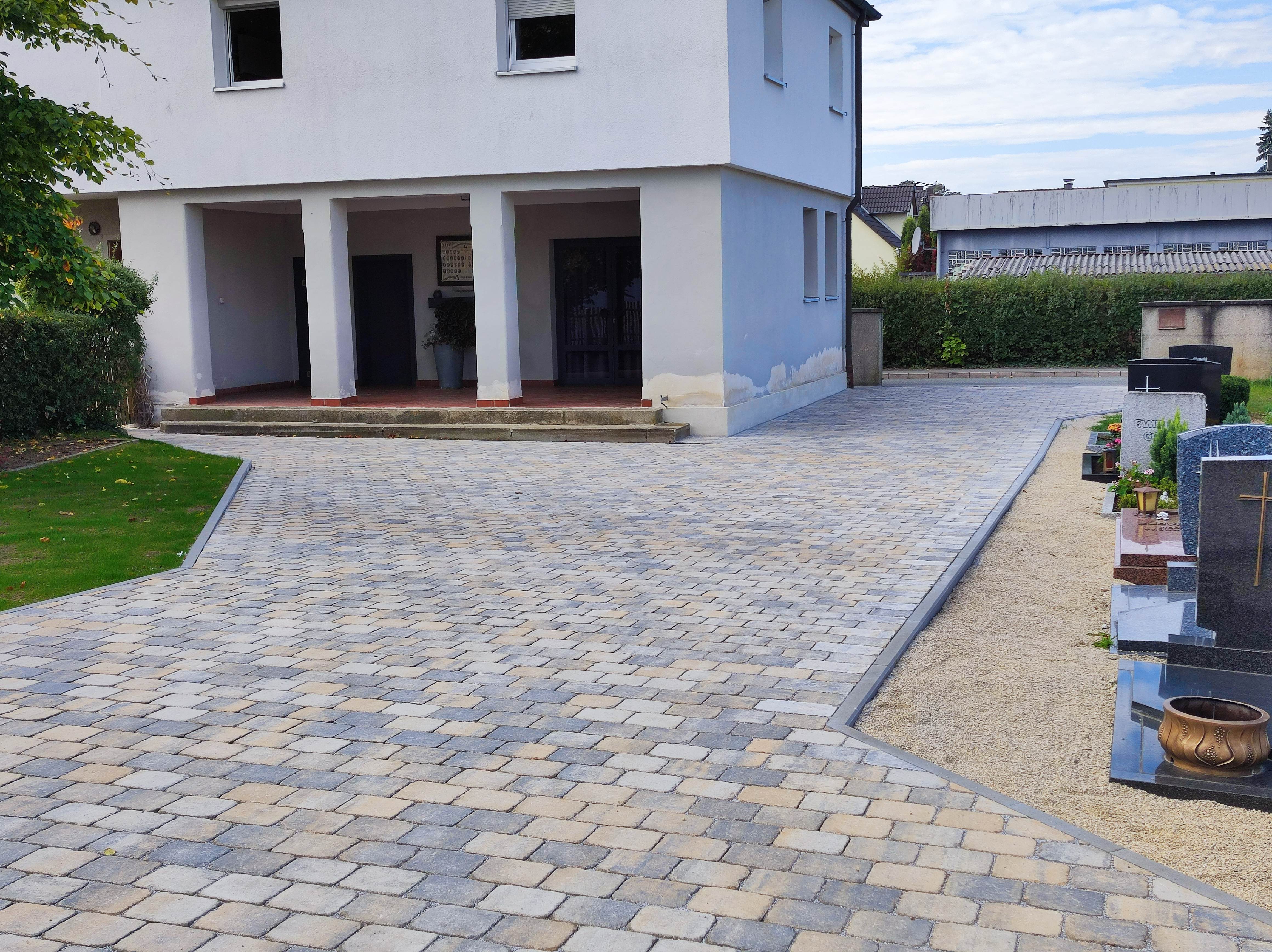 Pflasterung am Friedhof (Platzhalterbild)